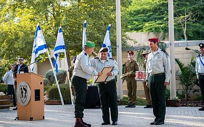 El jefe de las FDI Gadi Eisenkot presenta una carta de recomendación al brig. El general Yehuda Fuchs, comandante de la División de Gaza del ejército, en la sede de la unidad en Reim, cerca de la frontera de Gaza, el 10 de octubre de 2018. (Fuerzas de Defensa de Israel)