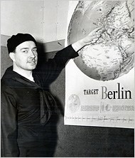 William Patrick Hitler, sobrino de Adolf Hitler, con uniforme de la Marina de los Estados Unidos, 1944-7 (Marina de los Estados Unidos, dominio público)