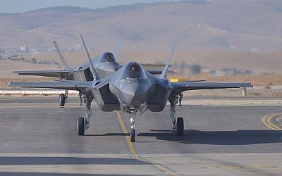 Dos de tres nuevos aviones de combate F-35 aterrizan en una pista de aterrizaje en la base de Nevatim de la Fuerza Aérea de Israel en el sur de Israel el 24 de junio de 2018. (Fuerzas de Defensa de Israel)