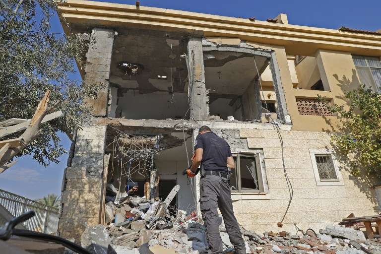 Un zapador israelí verifica una casa después de un cohete disparado desde la Franja de Gaza dirigida por Hamás a la ciudad de Beer Sheva, al sur de Israel, el 17 de octubre de 2018. (Jack GUEZ / AFP)