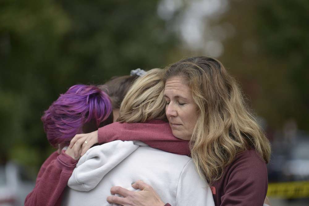 De izquierda a derecha: Cody Murphy, de 17 años, Sabrina Weihrauch y Amanda Godley, todas de Pittsburgh, se abrazan después de una situación de tirador activo en la Sinagoga del Árbol de la Vida el sábado 27 de octubre de 2018. (Andrew Stein / Pittsburgh Post-Gazette vía AP)