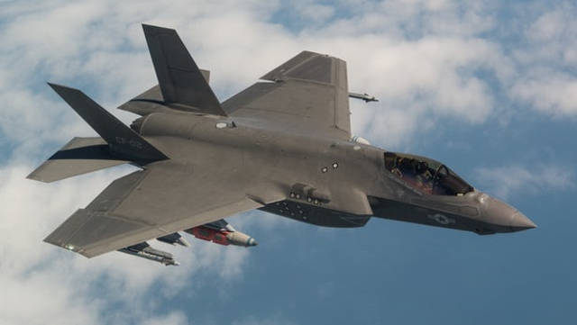 El Lockheed Martin F-35 Lightning II es un avión de combate polivalente de quinta generación, monoplaza y con capacidad furtiva