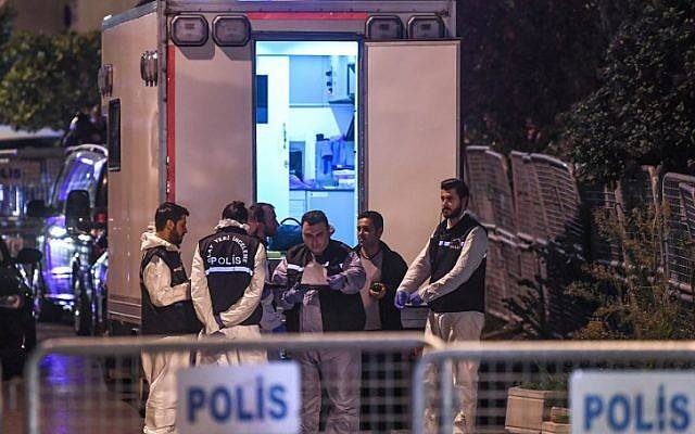 Los forenses turcos y los oficiales de policía llegan al consulado de Arabia Saudita en Estambul el 15 de octubre de 2018, para registrar los locales en la investigación sobre el desaparecido periodista saudita Jamal Khashoggi. (OZAN KOSE / AFP)