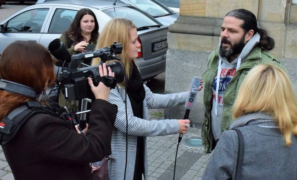 El artista Luigi Toscano es entrevistado para su proyecto de recuerdo del Holocausto, 'Lest We Forget', en Mannheim, Alemania, 2015 (cortesía)