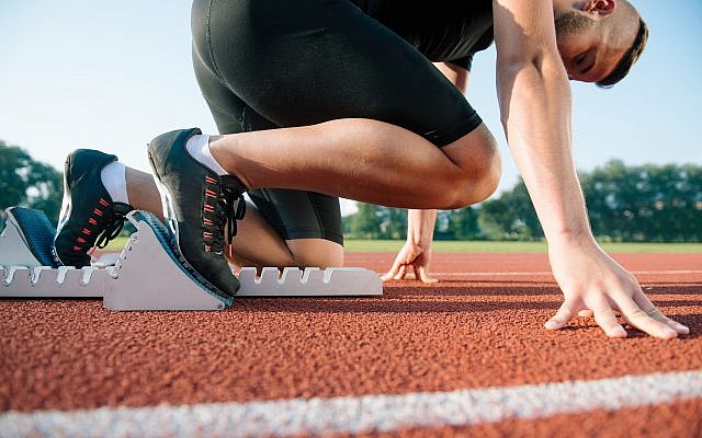 Imagen ilustrativa de un corredor, preparándose para una carrera (FS-Stock; iStock by Getty Images)