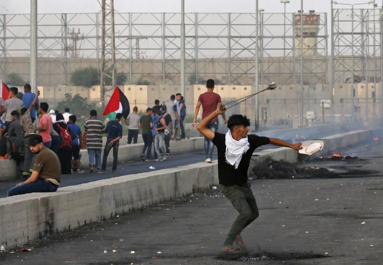 Un islamista palestino usa una honda para arrojar una piedra durante la oleada de violencia contra Israel en el norte de la Franja de Gaza el 3 de octubre de 2018. (AFP Photo / Said Khatib)