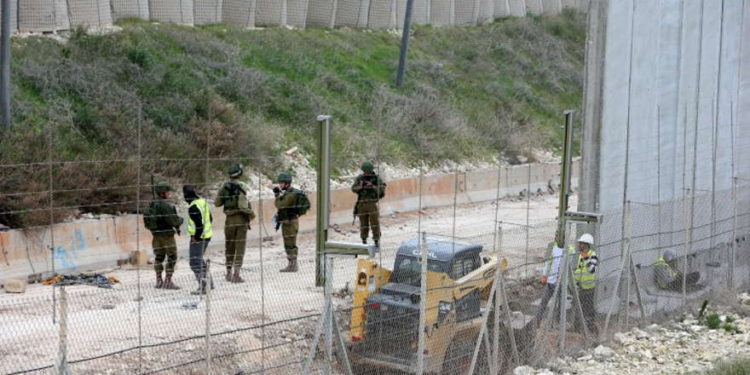 Trabajos de construcción en una pared en la frontera entre Israel y el Líbano, 8 de febrero de 2018. Foto: Reuters / Ali Hashisho.