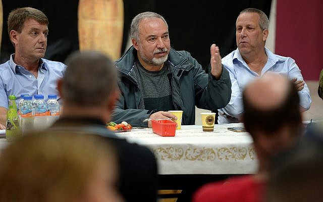 El ministro de Defensa, Avigdor Liberman, habla a los residentes de la periferia de Gaza en Kibbutz Kerem Shalom el 26 de octubre de 2018. (Ariel Hermoni / Ministerio de Defensa)