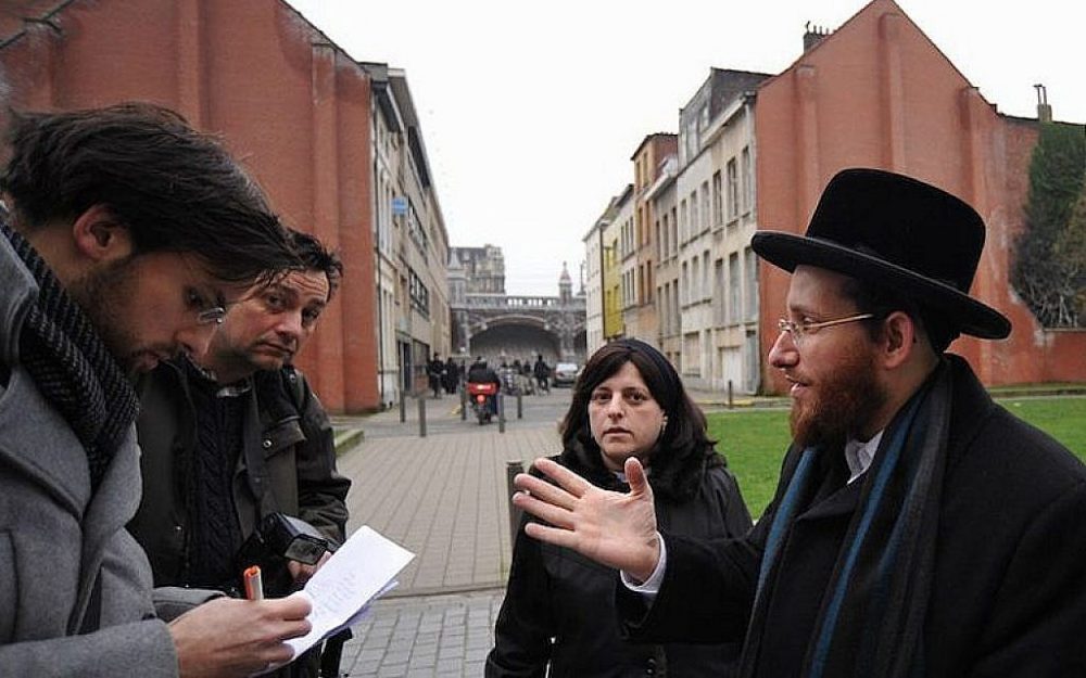 Moshe Friedman, a la derecha, habla con periodistas con su esposa Lea Rosenzweig en la escuela de niñas Benoth Jerusalén de Amberes, en Bélgica, el 7 de enero de 2018. (Cnaan Liphshiz / JTA)