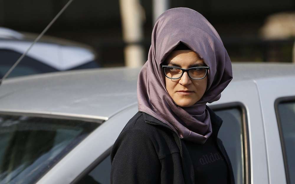 Una mujer que se identificó como Hatice A., la prometida turca del periodista saudita Jamal Khashoggi, camina fuera del consulado de Arabia Saudita en Estambul el 3 de octubre de 2018. (Foto AP / Lefteris Pitarakis)