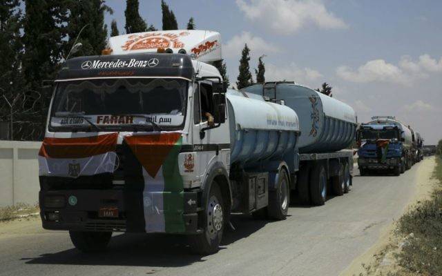 Los camiones egipcios que transportan combustible ingresan a la central eléctrica de Gaza en Nusseirat, en el centro de la Franja de Gaza, el miércoles 21 de junio de 2017. (Foto AP / Adel Hana)