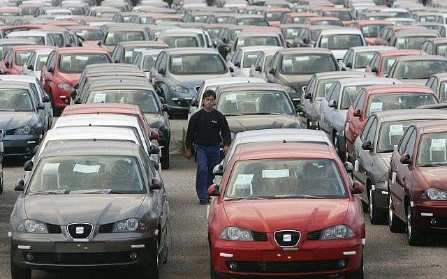 Un trabajador no identificado camina a través de un lote de autos de SEAT recientemente fabricados fuera del complejo de la fábrica de automóviles SEAT en Martorell, España, el viernes 4 de noviembre de 2005. (AP / Manu Fernandez)