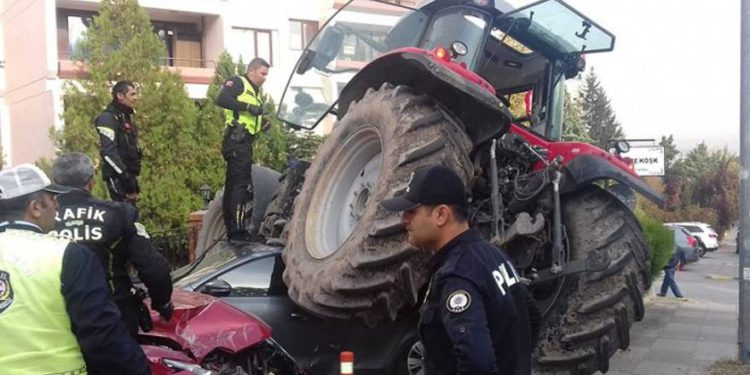 Policía turca dispara a un tractor que se estrella contra autos; conductor dice que estaba en camino a la embajada israelí