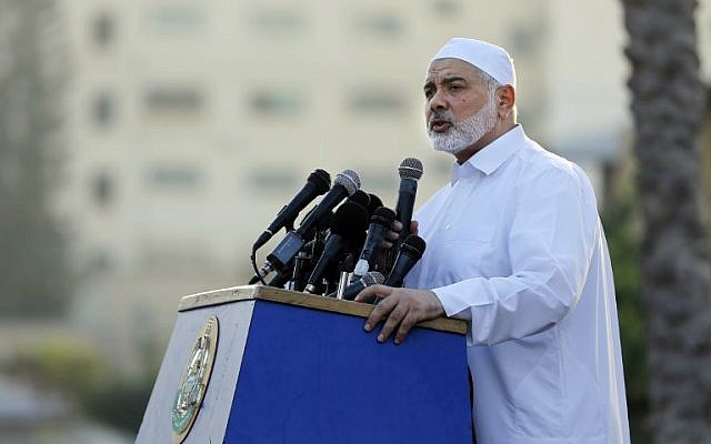 El líder del grupo terrorista de Hamás, Ismail Haniyeh, pronuncia un discurso el primer día del feriado musulmán Eid al-Adha en la ciudad de Gaza, la Franja de Gaza, el 21 de agosto de 2018. (Anas BABA / AFP)