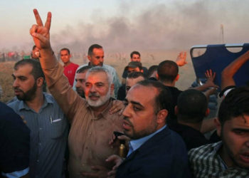 El líder de Hamas en Gaza, Ismail Haniya, muestra el signo de V en la frontera entre Israel y Gaza, al este de la ciudad de Gaza, el 12 de octubre de 2018. (Said Khatib / AFP)