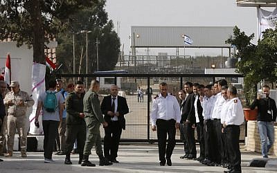 Funcionarios sirios en el cruce de la frontera de Quneitra con Israel el 15 de octubre de 2018. (Louai Beshara / AFP)