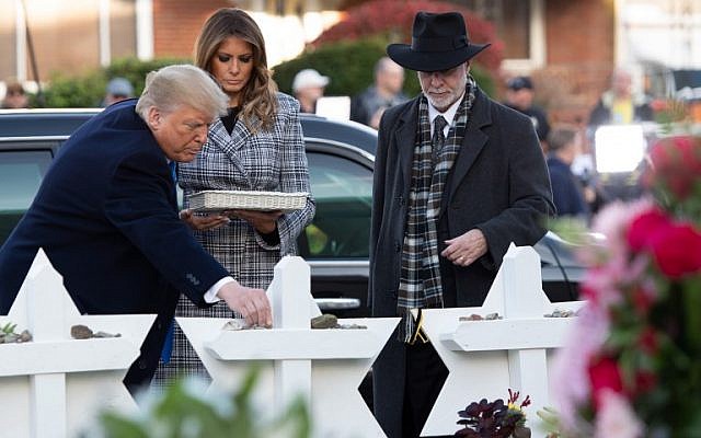 El presidente de los Estados Unidos, Donald Trump, y la primera dama, Melania Trump, acompañados por el rabino Jeffrey Myers, colocan piedras y flores en un memorial para presentar sus respetos en la sinagoga del Árbol de la Vida en Pittsburgh, Pensilvania, el 30 de octubre de 2018. (Saul Loeb / AFP )