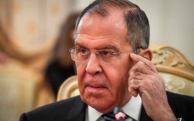 El ministro de Asuntos Exteriores de Rusia, Sergei Lavrov, hace un gesto mientras asiste a una reunión con el secretario general de la Organización para la Seguridad y la Cooperación en Europa (OSCE), Thomas Greminger, en Moscú, el 2 de noviembre de 2018. (Yuri KADOBNOV / AFP)