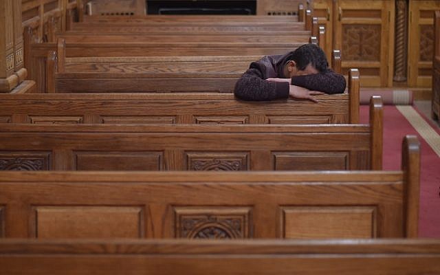 Un hombre cristiano copto lamenta las víctimas de un ataque el día anterior, durante una ceremonia matutina en la iglesia del Príncipe Tadros en la provincia de Minya, en el sur de Egipto, el 3 de noviembre de 2018. (MOHAMED EL-SHAHED / AFP)