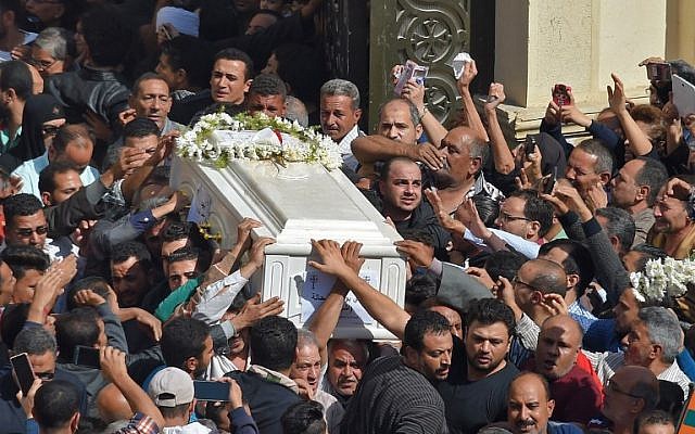 Los cristianos coptos cargan los ataúdes de las víctimas de un ataque el día anterior, después de una ceremonia matutina en la iglesia del Príncipe Tadros en la provincia de Minya, en el sur de Egipto, el 3 de noviembre de 2018. (MOHAMED EL-SHAHED / AFP)