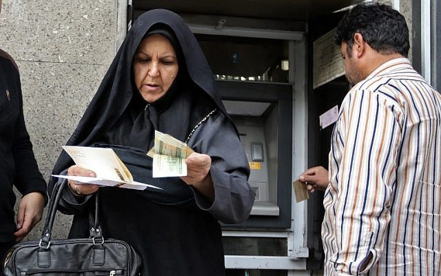 La gente retiró dinero de un cajero automático en el gran bazar de la capital iraní, Teherán, el 3 de noviembre de 2018. (ATTA KENARE / AFP)