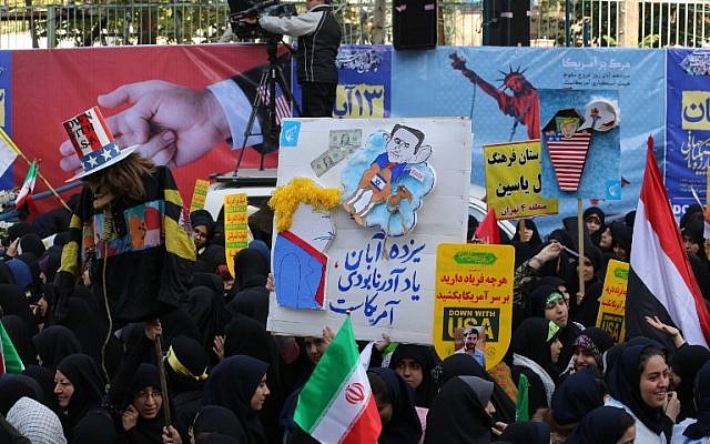 Los manifestantes iraníes se manifiestan frente a la antigua embajada de Estados Unidos en la capital iraní de Teherán el 4 de noviembre de 2018, con motivo del aniversario de su asalto por parte de estudiantes manifestantes que provocaron una crisis de rehenes en 1979. (ATTA KENARE / AFP)