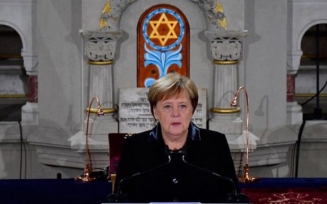 La canciller alemana, Angela Merkel, habla durante una ceremonia en la Sinagoga Rykestrasse en Berlín el 9 de noviembre de 2018 para conmemorar el 80 aniversario del pogrom Kristallnacht nazi. (Tobias Schwarz / AFP)