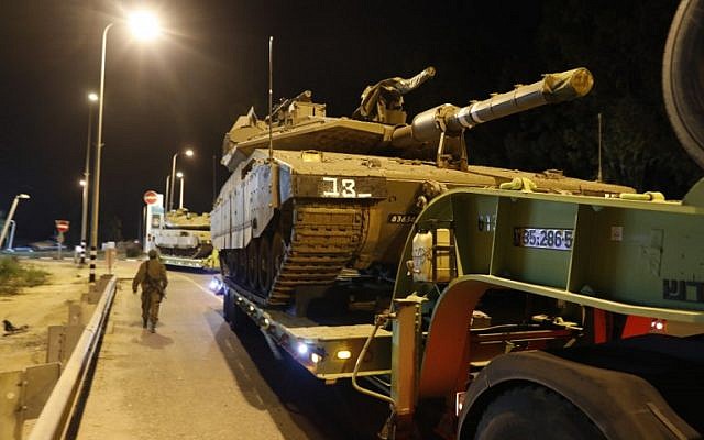 Un convoy de tanques israelíes en la carretera cerca de la ciudad de Sderot, sur de Israel, el 12 de noviembre de 2018. (Menahem KAHANA / AFP)