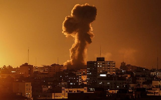 Humo que se levanta sobre el edificio donde se encuentra la estación de televisión al-Aqsa de Hamás en la Franja de Gaza durante un ataque aéreo israelí, el 12 de noviembre de 2018. (Mahmud Hams / AFP)