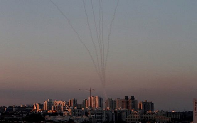 Los misiles del sistema de defensa aérea Iron Dome en el sur de Israel destruyen los misiles entrantes sobre Ashkelon disparados desde la Franja de Gaza el 13 de noviembre de 2018. (Gil Cohen-Magen / AFP)