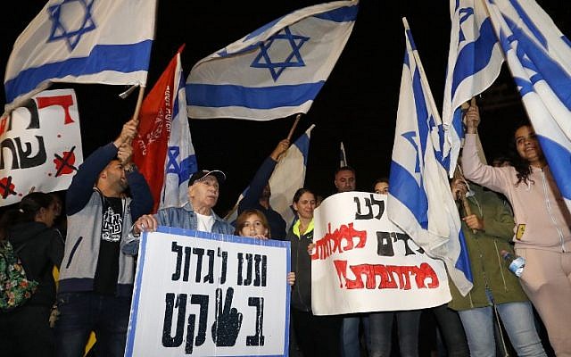 Los israelíes protestan en la entrada a la ciudad sureña de Ashkelon el 14 de noviembre de 2018, por un alto el fuego que termina un intercambio de violencia con grupos terroristas palestinos en la Franja de Gaza. (Jack Guez / AFP)