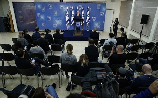 El primer ministro Benjamin Netanyahu habla en un discurso televisado a la nación en Tel Aviv el 18 de noviembre de 2018. Netanyahu dijo que llamar a elecciones anticipadas ahora sería "irresponsable", ya que prometió seguir adelante a pesar de una crisis de coalición. (Foto por Jack GUEZ / AFP)