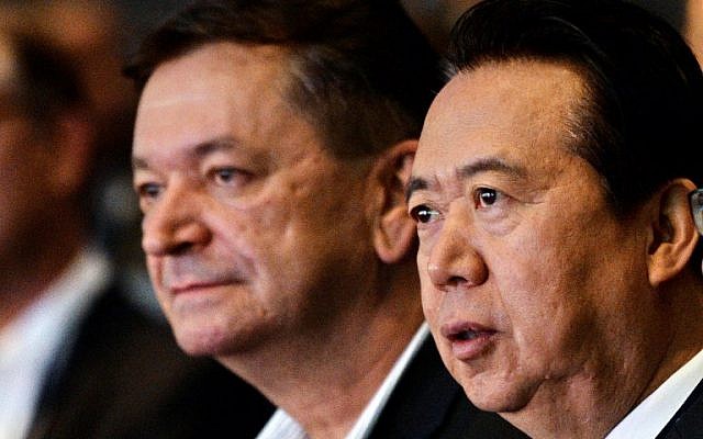 El vicepresidente de Interpol, Alexander Prokopchuk (L) y Meng Hongwei, presidente de Interpol, asisten a la apertura del Congreso Mundial de Interpol en Singapur el 4 de julio de 2017. (ROSLAN RAHMAN / AFP / File)