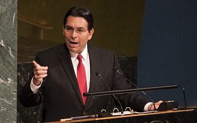 En esta foto de archivo tomada el 13 de junio de 2018, el embajador de Israel en las Naciones Unidas, Danny Danon, habla ante la Asamblea General antes de una votación para condenar las acciones israelíes en Jerusalén Este, Judea y Samaria, en la Asamblea General en Nueva York. (Don Emmert / AFP)