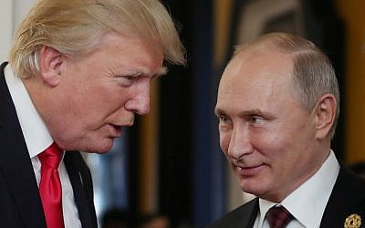 El presidente de Estados Unidos, Donald Trump, a la izquierda, y el presidente de Rusia, Vladimir Putin, en la Reunión de Líderes Económicos de APEC, parte de la cumbre de líderes de Cooperación Económica de Asia y el Pacífico (APEC), en la ciudad vietnamita central de Danang, el 11 de noviembre de 2017. ( Foto de AFP / Sputnik / Mikhail Klimentyev)