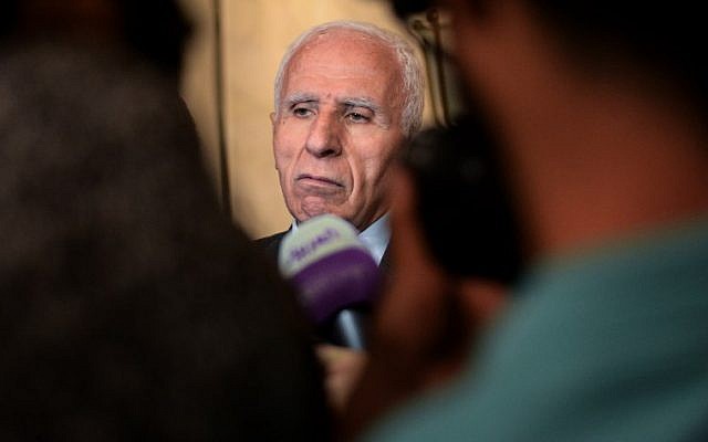 Azzam al-Ahmad, jefe del Comité Central y delegación de Fatah, habla durante una conferencia de prensa al término de dos días de conversaciones a puerta cerrada a las que asistieron representantes de 13 partidos políticos principales celebrados en la capital egipcia de El Cairo el 22 de noviembre de 2017. (AFP FOTO / MOHAMED EL-SHAHED)