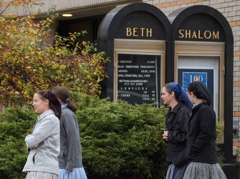 Los fieles se dirigen a la sinagoga Beth Shalom para los servicios de Shabat el sábado por la mañana en el vecindario de Squirrel Hill el 3 de noviembre de 2018 en Pittsburgh, Pensilvania. (Jeff Swensen / Getty Images / AFP)