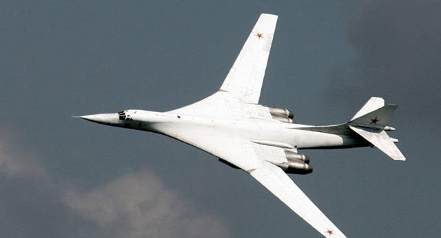 El Tupolev Tu-160 «Cisne blanco» es un bombardero pesado supersónico de geometría variable desarrollado por Túpolev en la Unión Soviética. Fue el último diseño soviético de bombardero estratégico, siendo el avión de combate más pesado y el mayor avión supersónico construido del mundo.