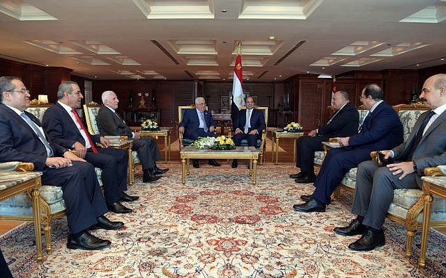 El presidente de la Autoridad Palestina Mahmoud Abbas y el presidente egipcio Abdel Fattah el-Sissi se reunieron en Sharm al-Sheikh el 3 de noviembre de 2018. (Crédito: Wafa)