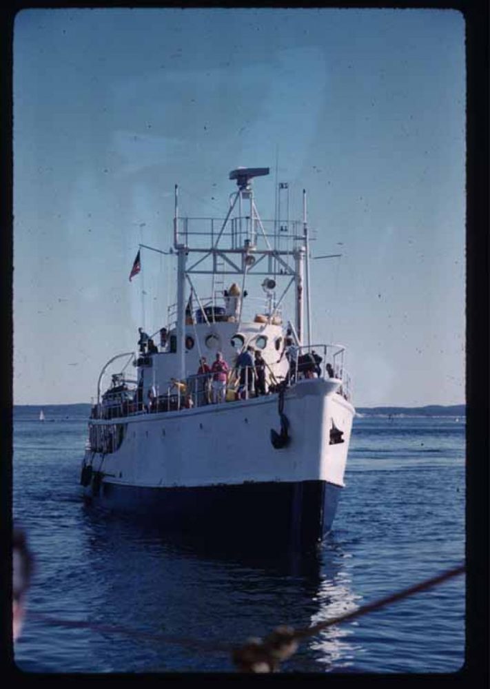 El barco de Cousteau Calypso, frente a la isla de Antikythera EUA