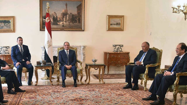 Kamel, Sisi y otros funcionarios egipcios (Foto: AFP)