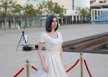 Estatua de la ministra Regev erigida en la plaza Habima en Tel Aviv