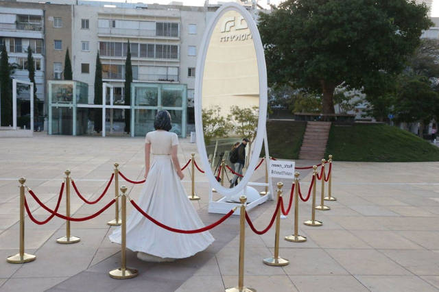 La estatua de la Cultura y la Ministra de Deportes Miri Regev colocada frente a un espejo en Tel Aviv (Foto: Motti Kimchi)