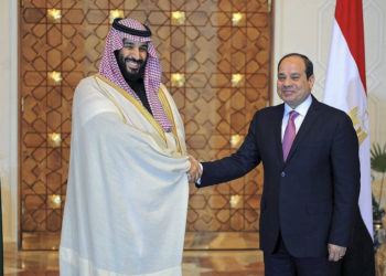 Príncipe Mohammed bin Salman de Arabia Saudita llega a El Cairo durante una gira regional