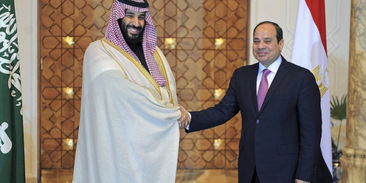 Príncipe Mohammed bin Salman de Arabia Saudita llega a El Cairo durante una gira regional