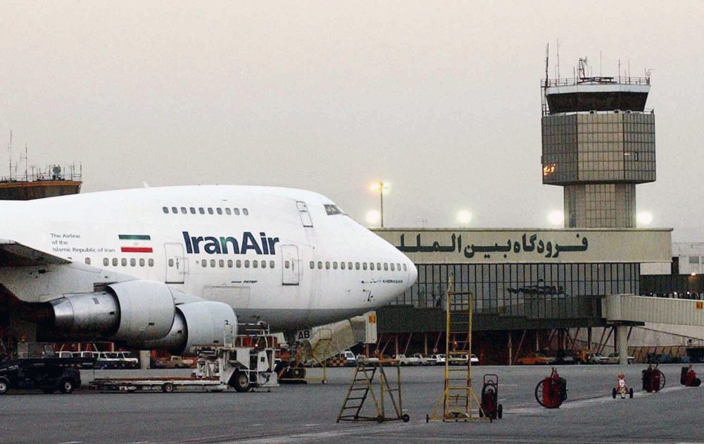 Un Boeing 747 de la aerolínea estatal IranAir se ve en el Aeropuerto Internacional de Mehrabad en Teherán, junio de 2003. (Foto AP / Hasan Sarbakhshian, archivo)