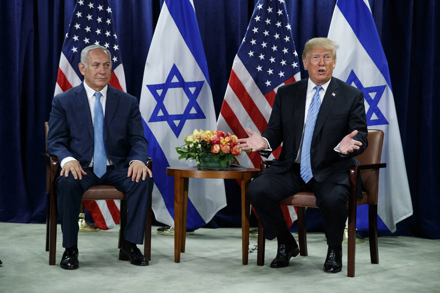 El presidente de los Estados Unidos, Donald Trump (derecha) y el primer ministro Benjamin Netanyahu se reúnen en la Asamblea General de las Naciones Unidas en la sede de la ONU, el 26 de septiembre de 2018. (Foto AP / Evan Vucci)
