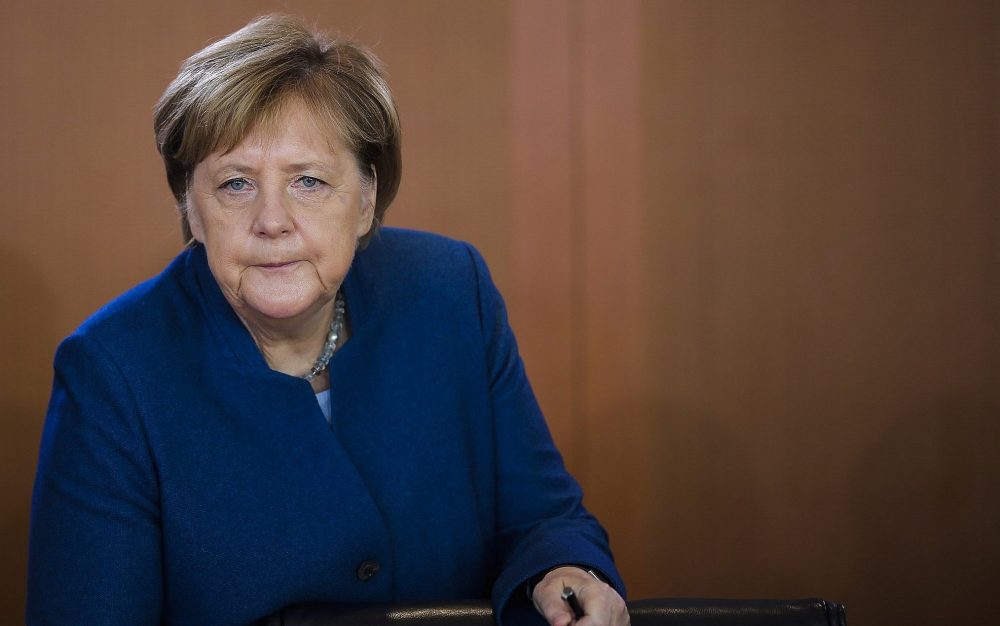 La canciller alemana, Angela Merkel, llega a la reunión semanal del gabinete del gobierno alemán en la cancillería de Berlín, el 24 de octubre de 2018. (Markus Schreiber / AP)