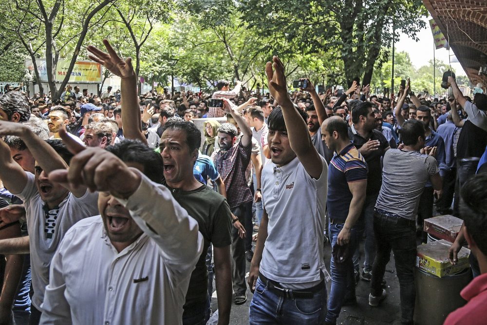 En esta foto de archivo del 25 de junio de 2018, un grupo de manifestantes cantan consignas en el antiguo gran bazar de Teherán, Irán. (Agencia de Noticias Laborales de Irán a través de AP, Archivo)