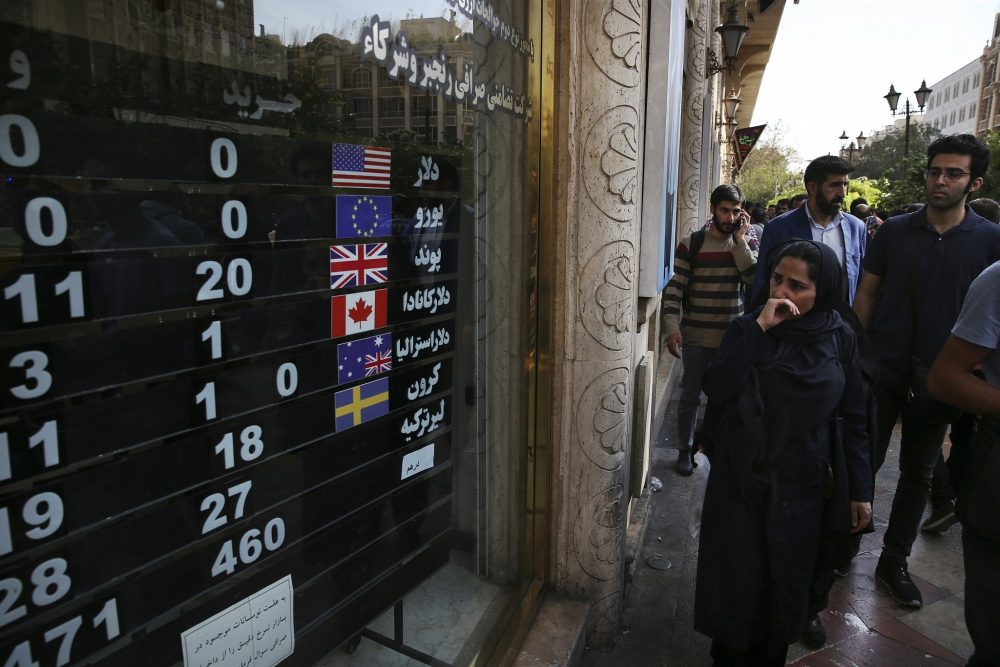 En esta foto de archivo del 2 de octubre de 2018, una tienda de cambio muestra los tipos de cambio de varias monedas en el centro de Teherán, Irán. (Foto AP / Vahid Salemi, Archivo)